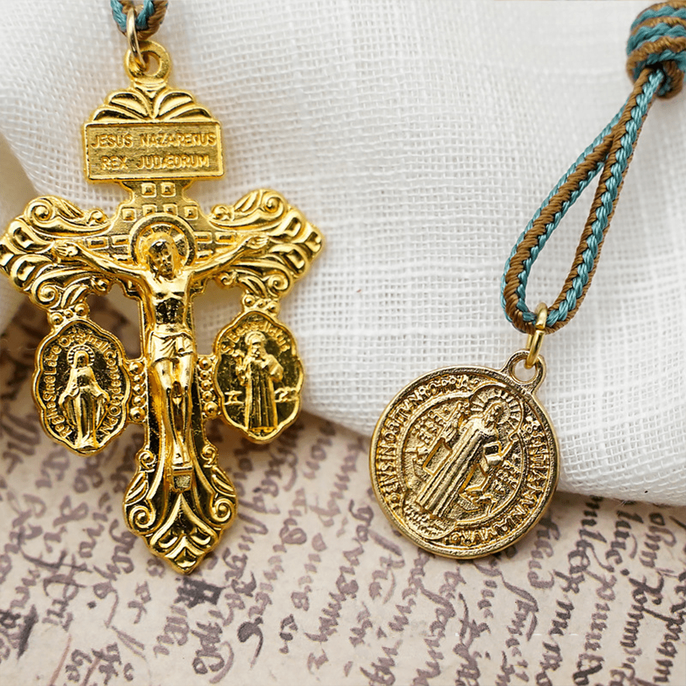 Christianartworkshop St. Benedikt-Medaille und Kruzifix aus 10 mm rundem goldenem Olivenholz mit Nylonkordel, Taschenrosenkranz - image 4