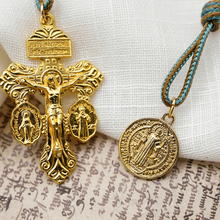 Christianartworkshop St. Benedikt-Medaille und Kruzifix aus 10 mm rundem goldenem Olivenholz mit Nylonkordel, Taschenrosenkranz - image 4