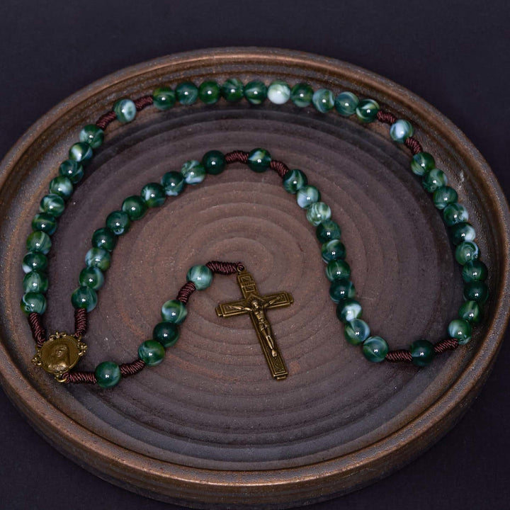 Christianartworkshop Rosenkranz „Unsere Liebe Frau von Guadalupe“ und Kruzifix aus 10 mm rundem grünem Achat und Nylonschnur - Grün - image 1