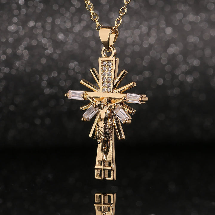 Christianartworkshop Leichte Halskette mit Kruzifix-Anhänger im Luxus-Stil mit Diamanten - image 2