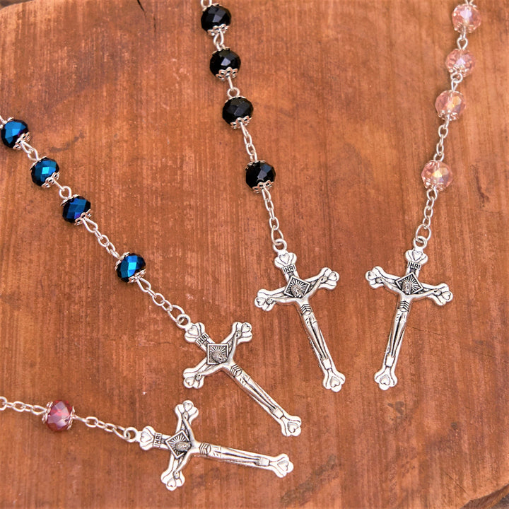 Christianartworkshop Rosenkranz mit Madonna und Kind und Kruzifix aus 6 mm Polyeder, mehrfarbige Kristalllegierung - image 8