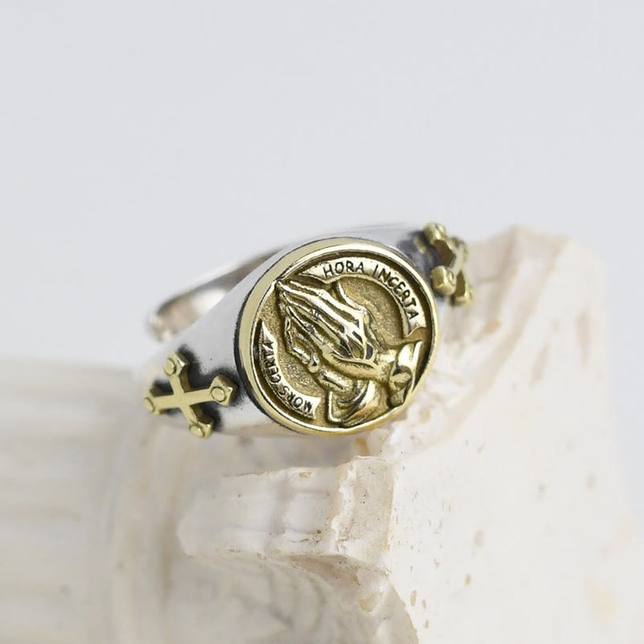 Christianartworkshop Klassischer Titanring mit betenden Händen - Verstellbar (Geeignet für US-Größen 9-12) - image 0