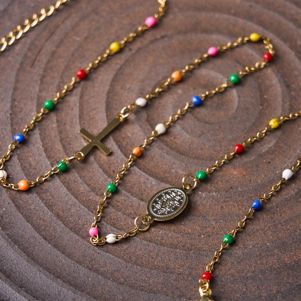 Christianartworkshop Halskette im frischen, eleganten Stil, farbenfrohe Schlüsselbeinkette mit Kreuz und 5 Medaillenoptionen - image 2