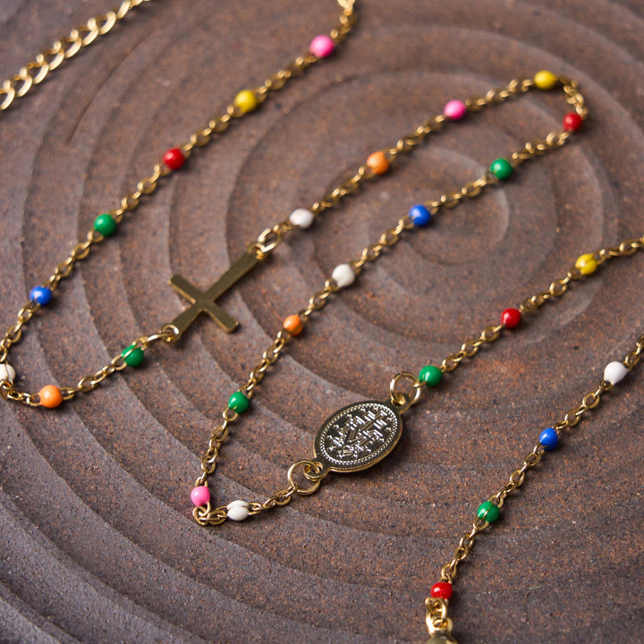 Christianartworkshop Halskette im frischen, eleganten Stil, farbenfrohe Schlüsselbeinkette mit Kreuz und 5 Medaillenoptionen - image 2