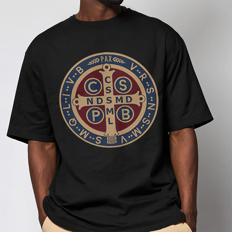 Christianartworkshop Klassisches farbiges Kurzarm-T-Shirt mit St.-Benedikt-Symbol - image 3