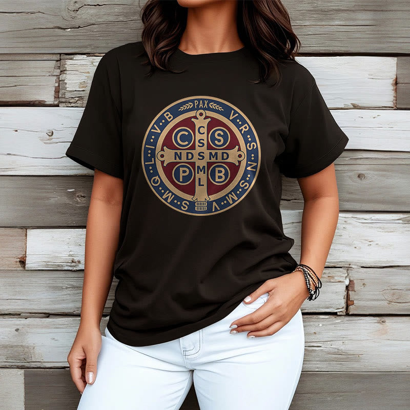 Christianartworkshop Klassisches farbiges T-Shirt mit St. Benedict-Schutzsymbol, kurzärmelig, gewaschen - image 3