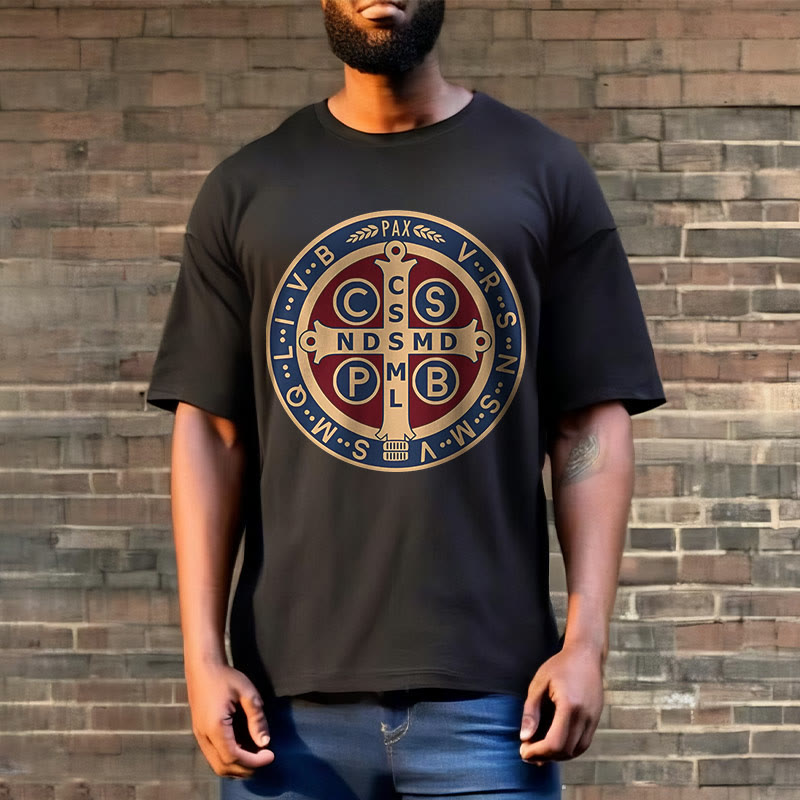 Christianartworkshop Klassisches farbiges T-Shirt mit St. Benedict-Schutzsymbol, kurzärmelig, gewaschen - image 2