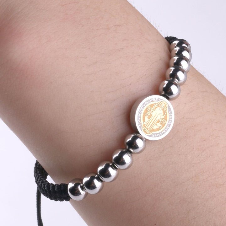 Christianartworkshop Armband im minimalistischen Stil mit St. Benedikt-Medaille, Edelstahlperlen, verstellbare Nylonschnur