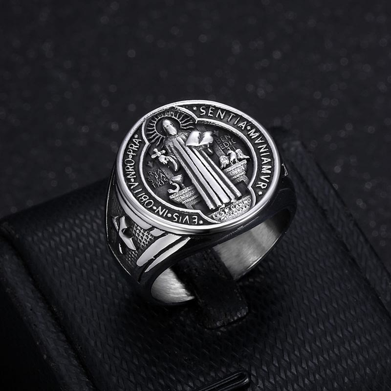 Christianartworkshop Klassischer Retro-Ring mit dem Heiligen Benedikt, Glaube und Schutz, handgefertigt aus Titanstahl