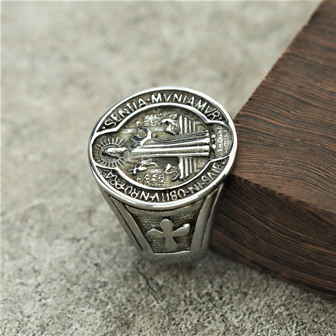 Christianartworkshop Klassischer Retro-Ring mit dem Heiligen Benedikt, Glaube und Schutz, handgefertigt aus Titanstahl