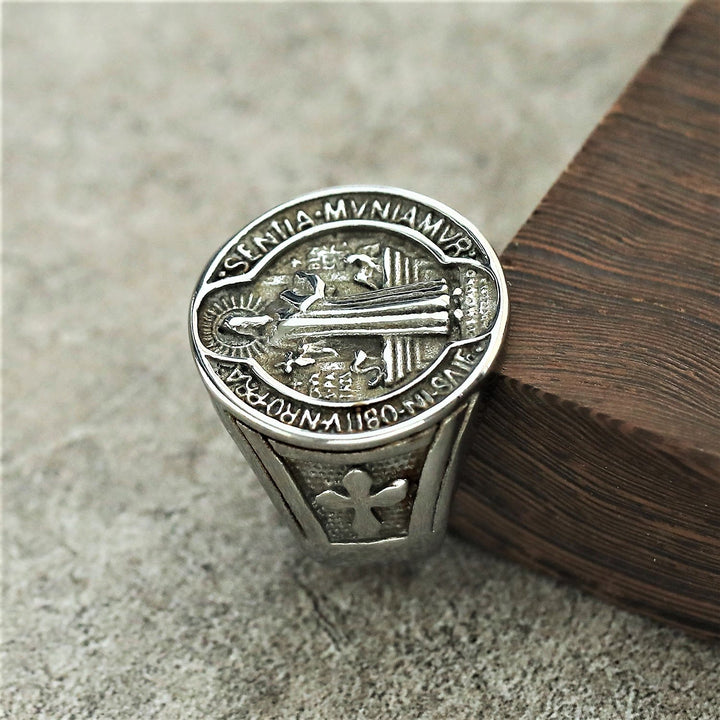 Christianartworkshop Klassischer Retro-Ring mit dem Heiligen Benedikt, Glaube und Schutz, handgefertigt aus Titanstahl