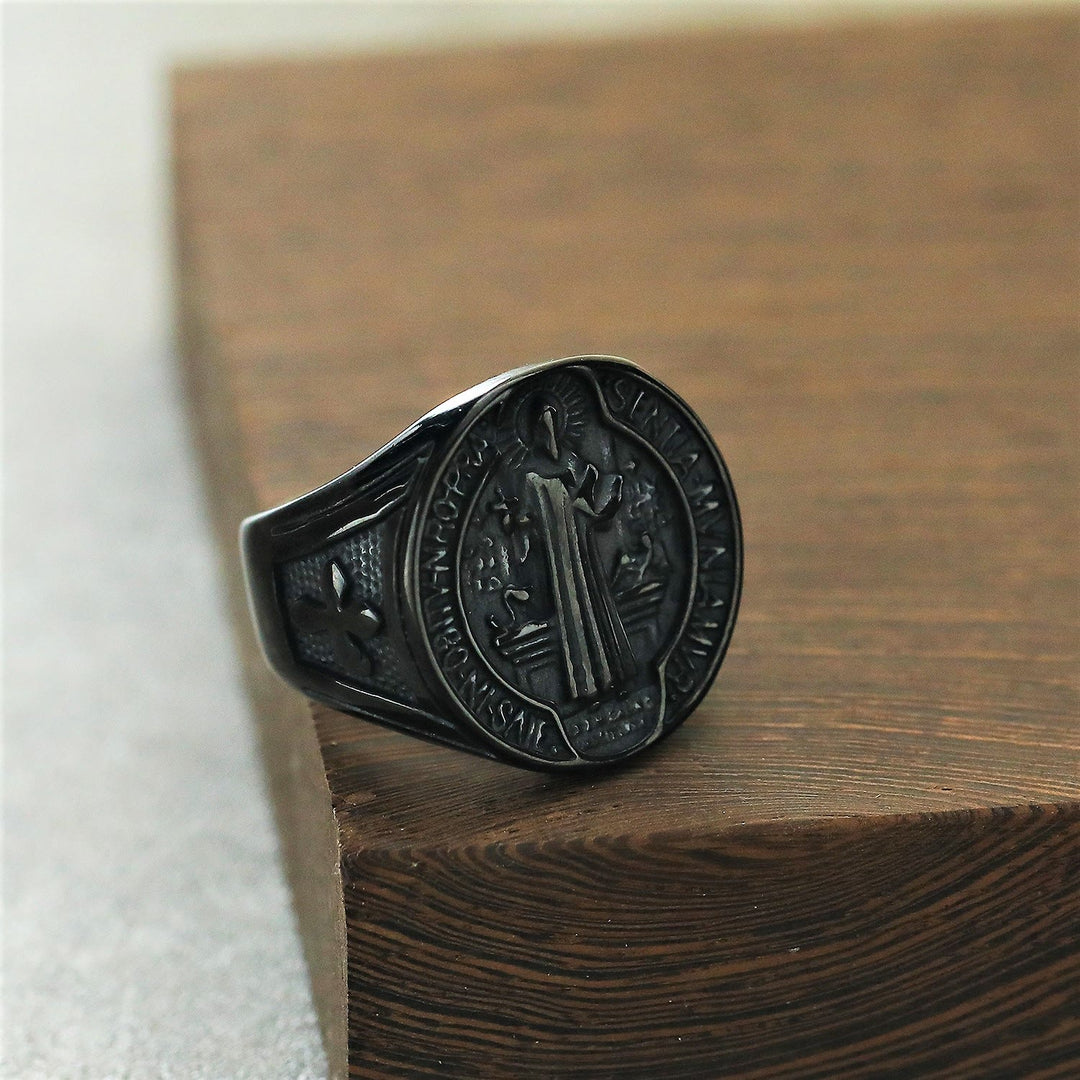 Christianartworkshop Klassischer Retro-Ring mit dem Heiligen Benedikt, Glaube und Schutz, handgefertigt aus Titanstahl