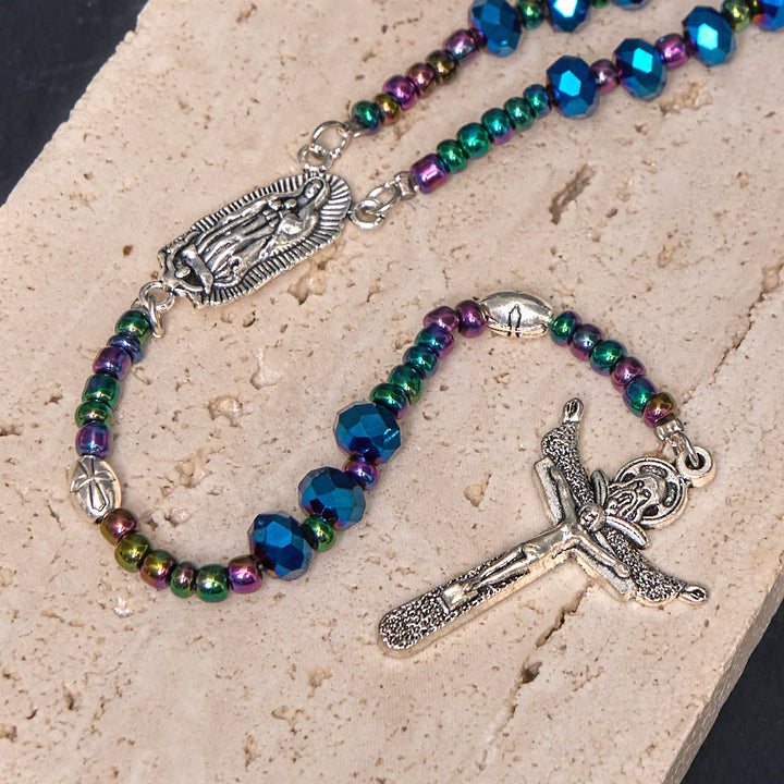 Christianartworkshop Rosenkranz „Unsere Liebe Frau von Guadalupe und Dreifaltigkeitskreuz“ aus 4 x 6 mm Polyeder, blauer Kristall, Nylonschnur