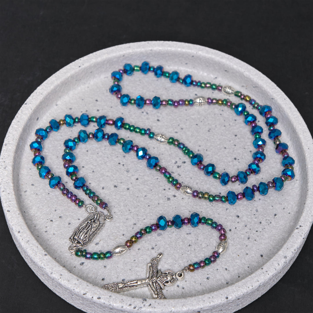 Christianartworkshop Rosenkranz „Unsere Liebe Frau von Guadalupe und Dreifaltigkeitskreuz“ aus 4 x 6 mm Polyeder, blauer Kristall, Nylonschnur