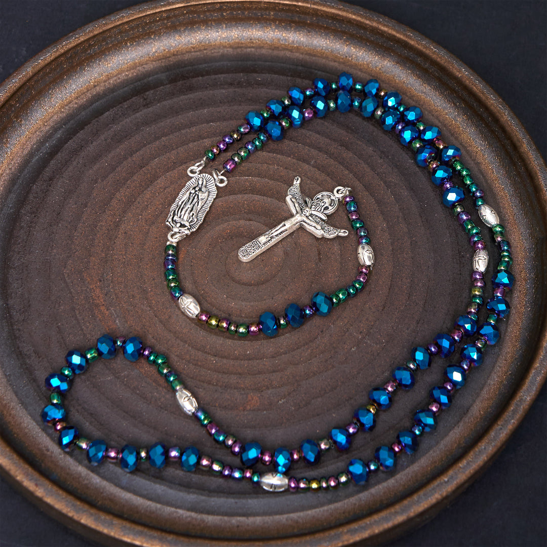 Christianartworkshop Rosenkranz „Unsere Liebe Frau von Guadalupe und Dreifaltigkeitskreuz“ aus 4 x 6 mm Polyeder, blauer Kristall, Nylonschnur