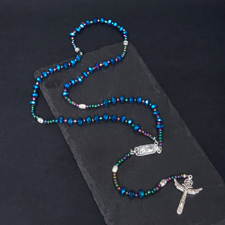 Christianartworkshop Rosenkranz „Unsere Liebe Frau von Guadalupe und Dreifaltigkeitskreuz“ aus 4 x 6 mm Polyeder, blauer Kristall, Nylonschnur