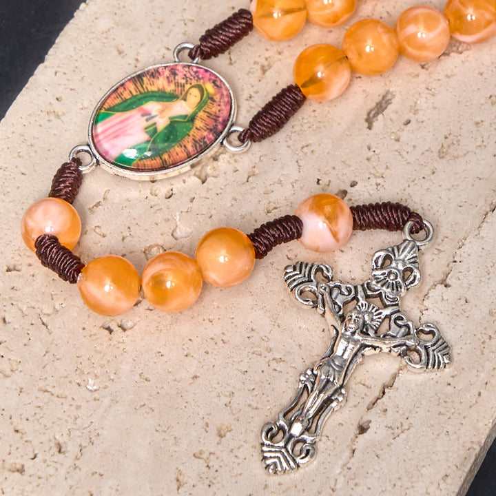Christianartworkshop Rosenkranz „Unsere Liebe Frau von Guadalupe & Kruzifix“ aus 10 mm rundem orangefarbenem Acryl-Nylonband
