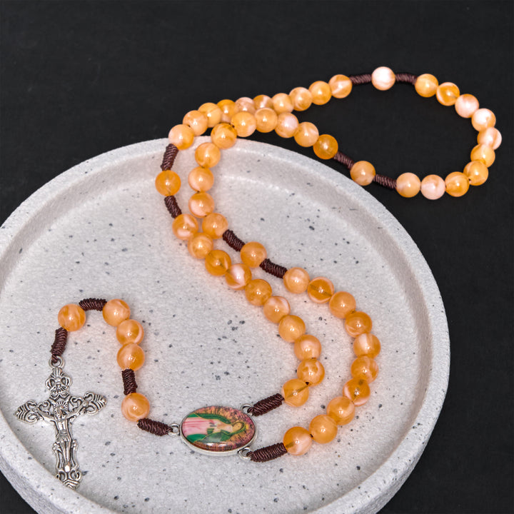 Christianartworkshop Rosenkranz „Unsere Liebe Frau von Guadalupe & Kruzifix“ aus 10 mm rundem orangefarbenem Acryl-Nylonband