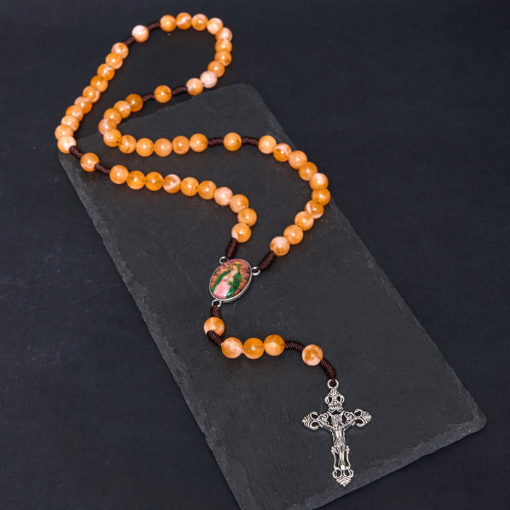 Christianartworkshop Rosenkranz „Unsere Liebe Frau von Guadalupe & Kruzifix“ aus 10 mm rundem orangefarbenem Acryl-Nylonband