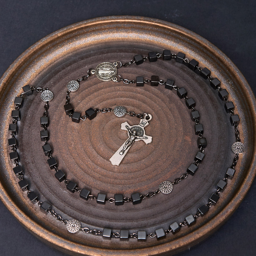 Christianartworkshop St. Benedikt-Medaille und Kruzifix aus 6 mm quadratischer schwarzer Gallenstein-Legierung, Rosenkranzkette