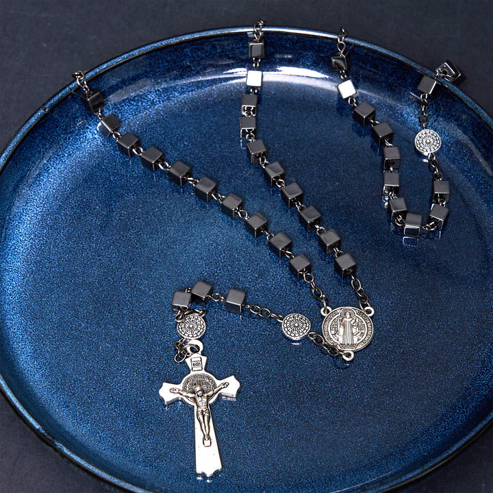 Christianartworkshop St. Benedikt-Medaille und Kruzifix aus 6 mm quadratischer schwarzer Gallenstein-Legierung, Rosenkranzkette