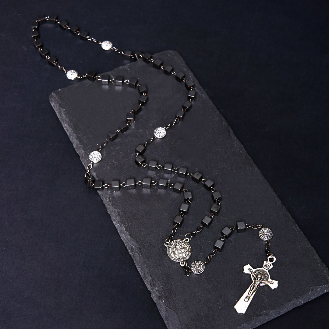 Christianartworkshop St. Benedikt-Medaille und Kruzifix aus 6 mm quadratischer schwarzer Gallenstein-Legierung, Rosenkranzkette