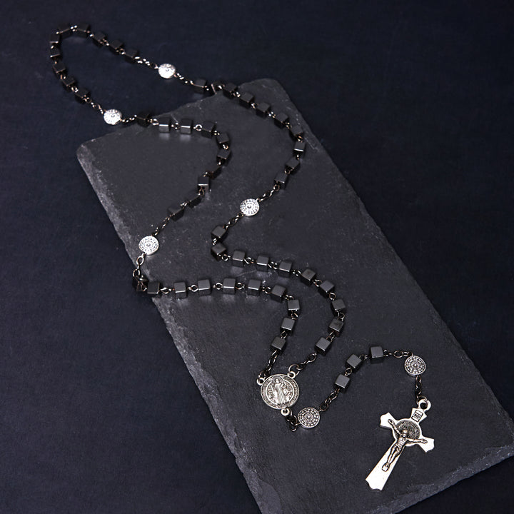 Christianartworkshop St. Benedikt-Medaille und Kruzifix aus 6 mm quadratischer schwarzer Gallenstein-Legierung, Rosenkranzkette