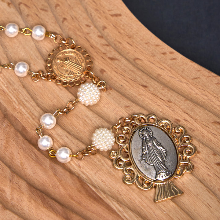 Christianartworkshop St. Benedikt-Medaille und Wundertätige Medaille aus 6 x 10 mm runder weißer Perlenlegierungskette mit Rosenkranz
