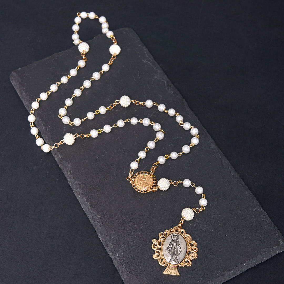 Christianartworkshop St. Benedikt-Medaille und Wundertätige Medaille aus 6 x 10 mm runder weißer Perlenlegierungskette mit Rosenkranz
