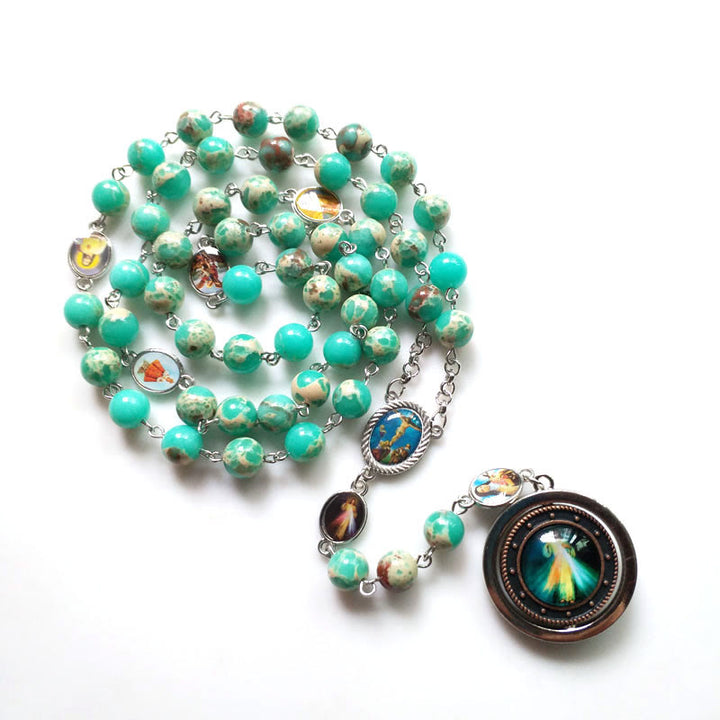 Christianartworkshop Rosenkranz mit Kruzifix und Madonna mit Kind, rund, 8 mm, grüne Schlangenhaut-Steinlegierung
