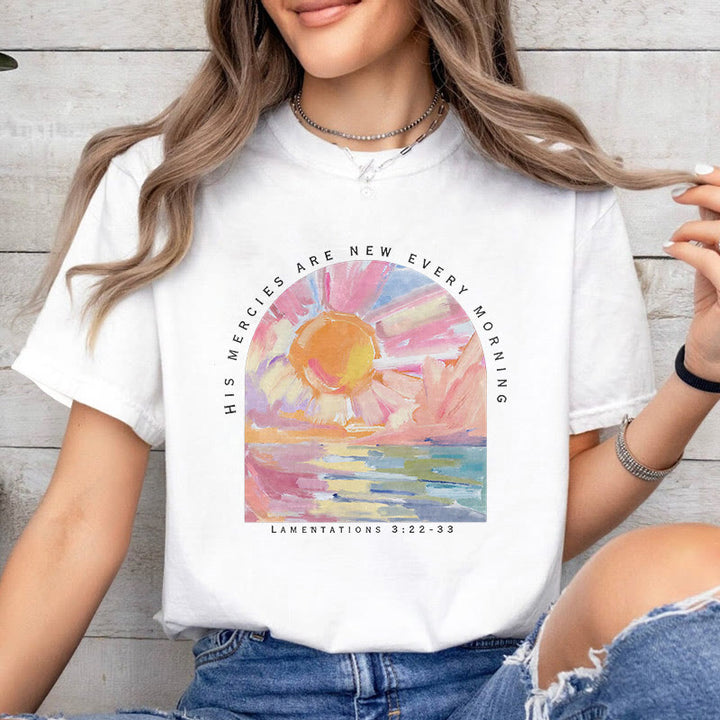 Christianartworkshop Farbiges Kurzarm-T-Shirt „Seine Barmherzigkeit ist jeden Morgen neu“ - image 2