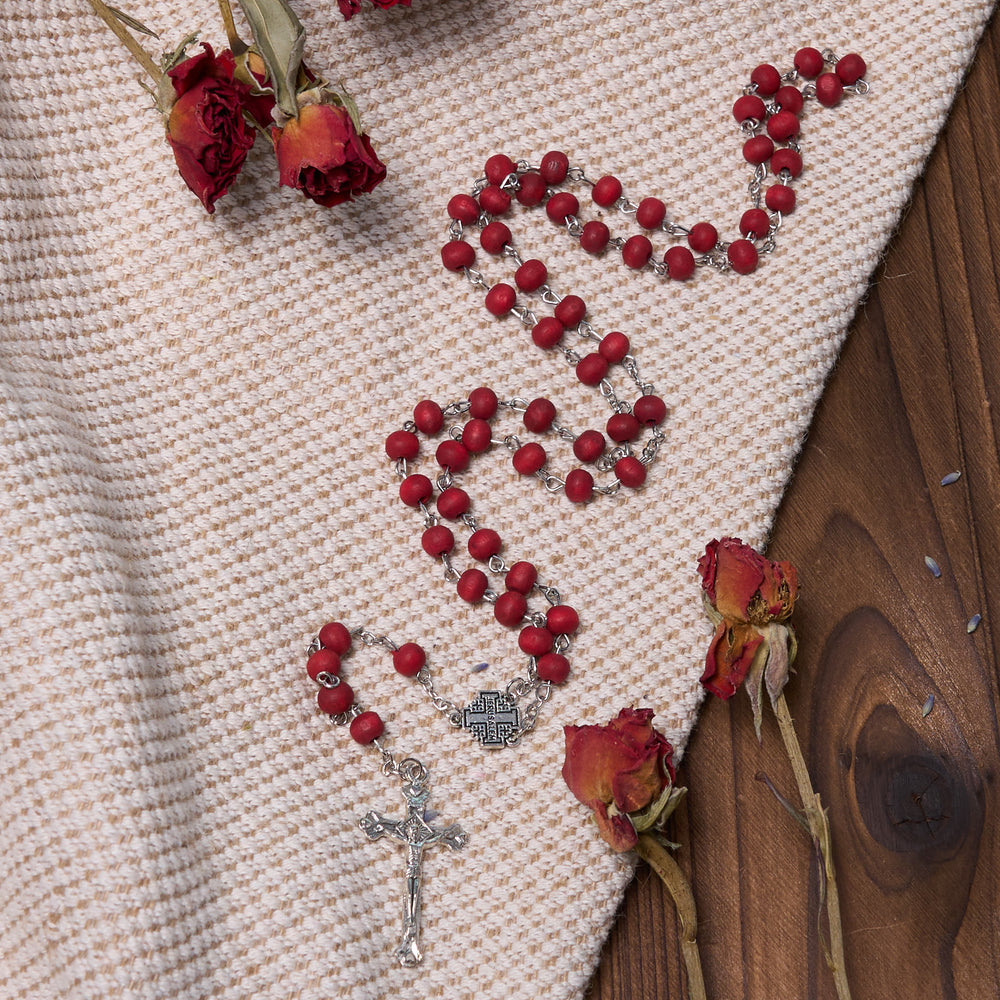 Christianartworkshop Jerusalem-Medaille und Kruzifix, 7 mm rund, weiße Rosenholzlegierung, Rosenkranzkette - Rot - image 1