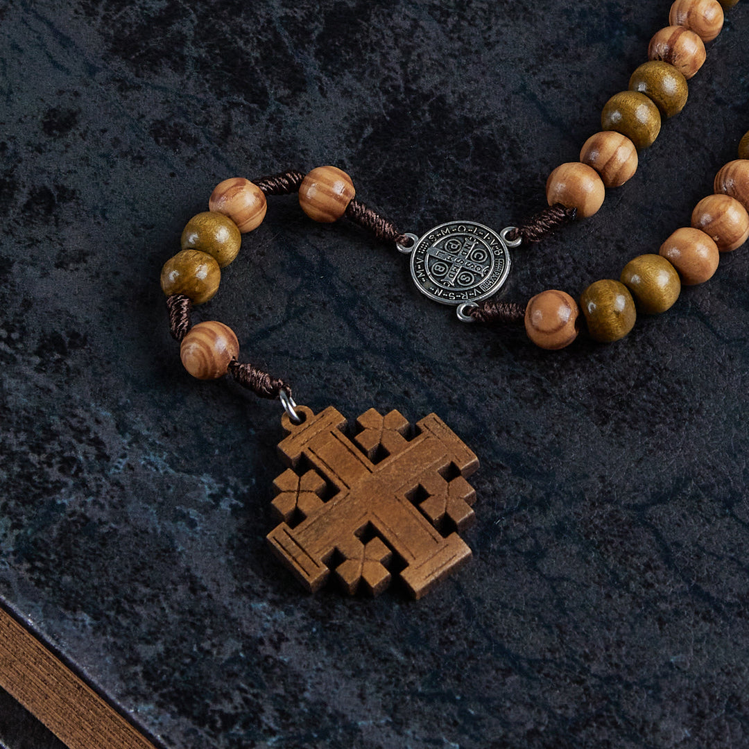 Christianartworkshop Rosenkranz mit St. Benedikt-Medaille und Jerusalem-Medaille aus 10 mm rundem braunem Holz und Nylonschnur - image 5