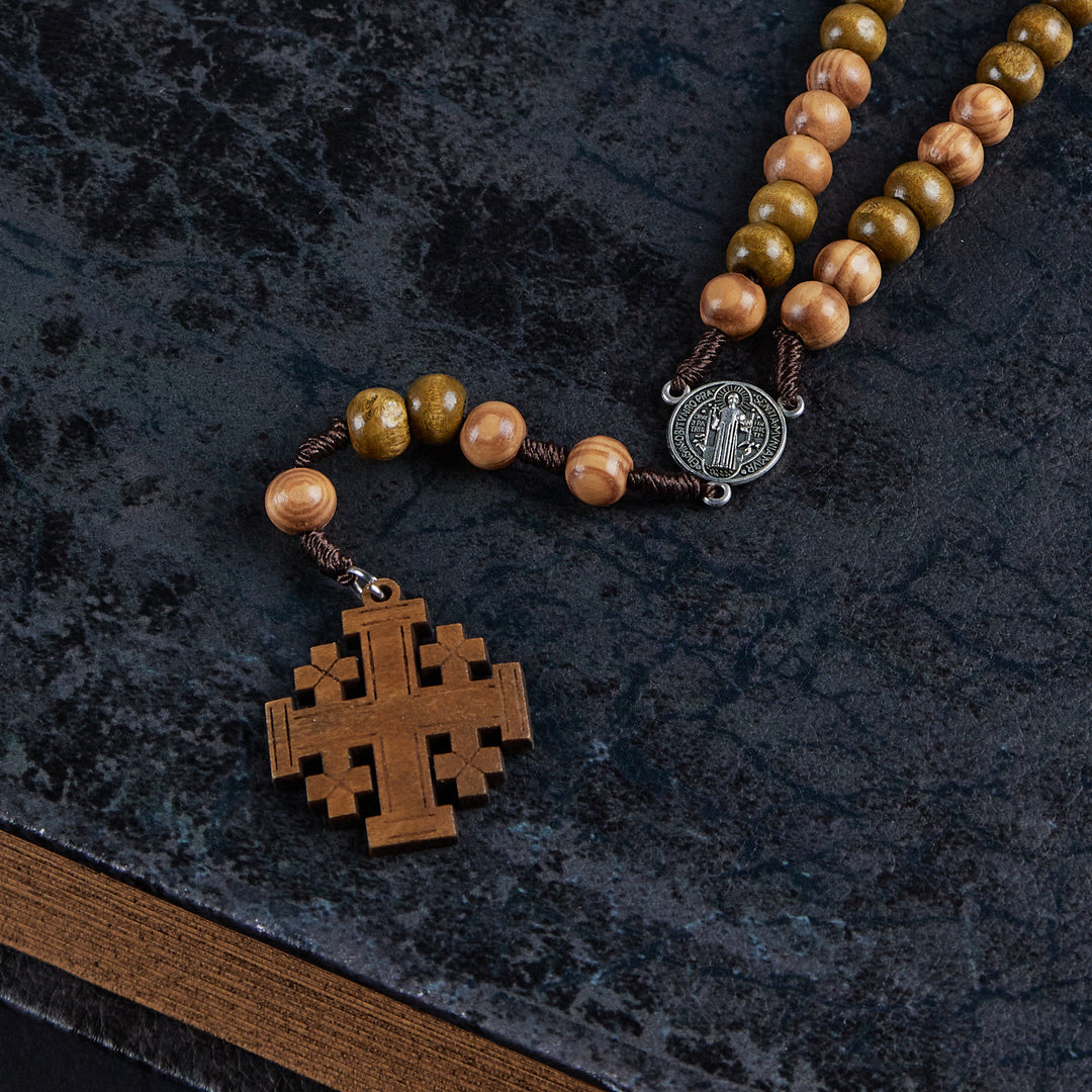 Christianartworkshop Rosenkranz mit St. Benedikt-Medaille und Jerusalem-Medaille aus 10 mm rundem braunem Holz und Nylonschnur - image 6