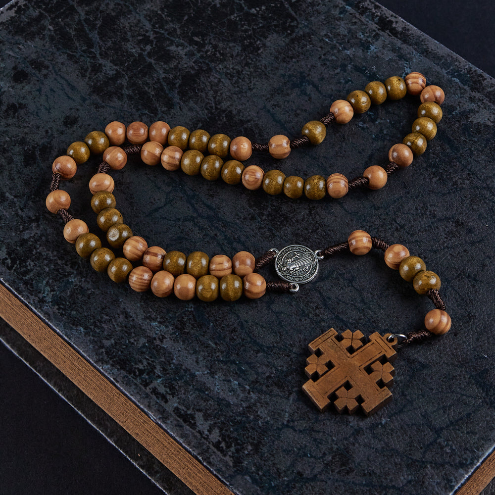Christianartworkshop Rosenkranz mit St. Benedikt-Medaille und Jerusalem-Medaille aus 10 mm rundem braunem Holz und Nylonschnur - image 2