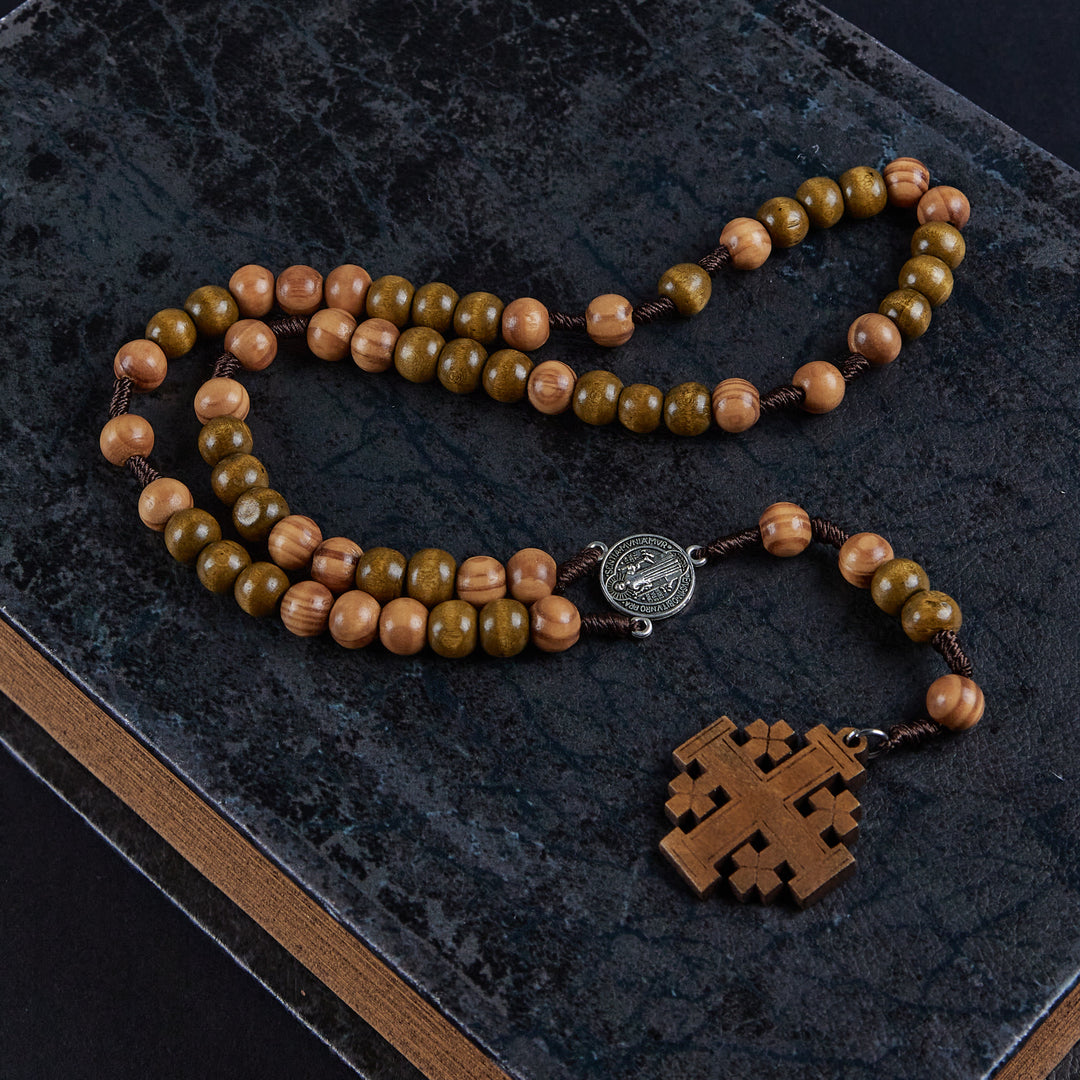Christianartworkshop Rosenkranz mit St. Benedikt-Medaille und Jerusalem-Medaille aus 10 mm rundem braunem Holz und Nylonschnur - image 2