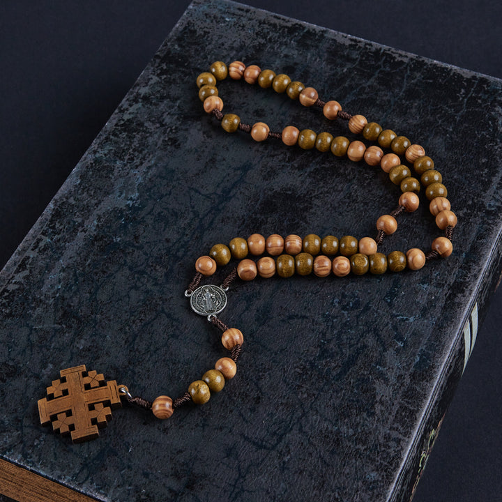 Christianartworkshop Rosenkranz mit St. Benedikt-Medaille und Jerusalem-Medaille aus 10 mm rundem braunem Holz und Nylonschnur - image 4