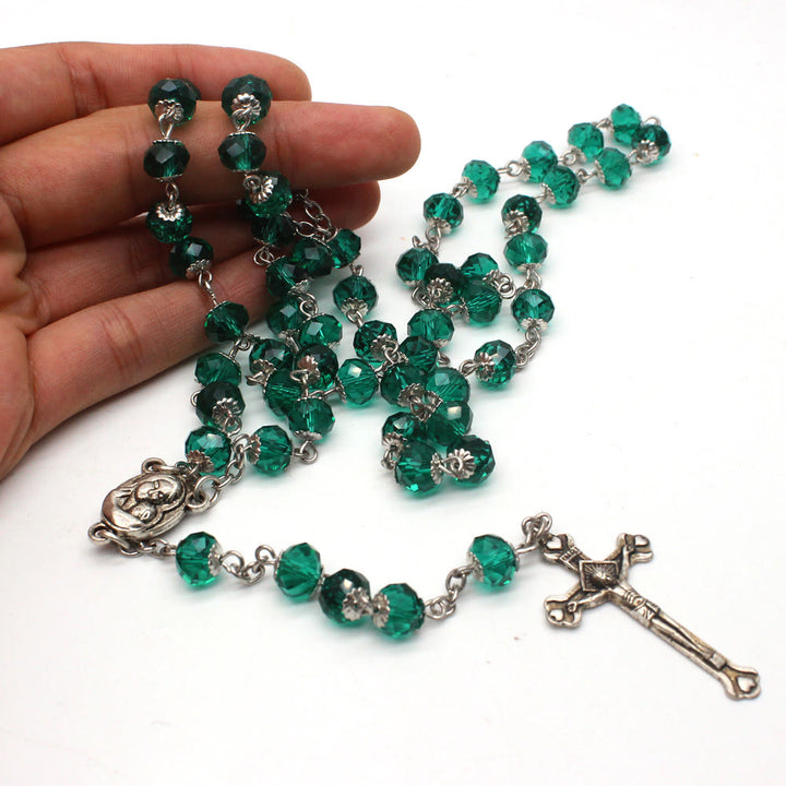 Christianartworkshop Madonna mit Kind und Kruzifix aus 6 x 8 mm Polyeder, mehrfarbige Glaslegierung, Rosenkranzkette