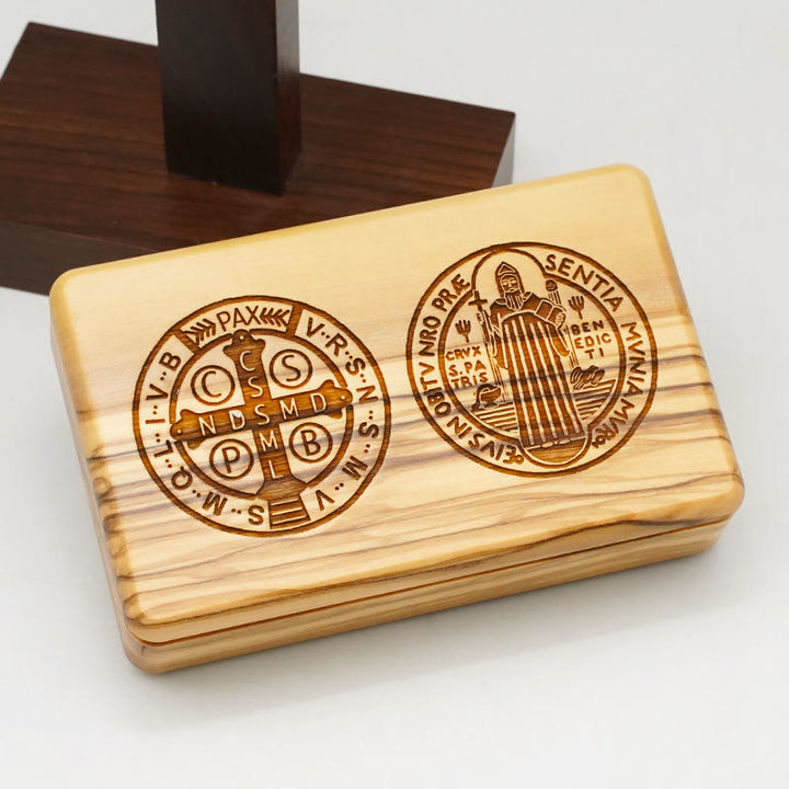 Christianartworkshop Klassischer Stil Andachts-Rosenkranz-Set aus Olivenholz mit dem Heiligen Benedikt