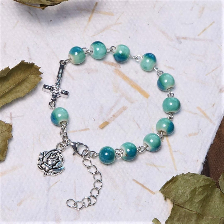Christianartworkshop Armband „Joyful Blossom“ aus Keramikperlen in Grüntönen, Rose und Kruzifix
