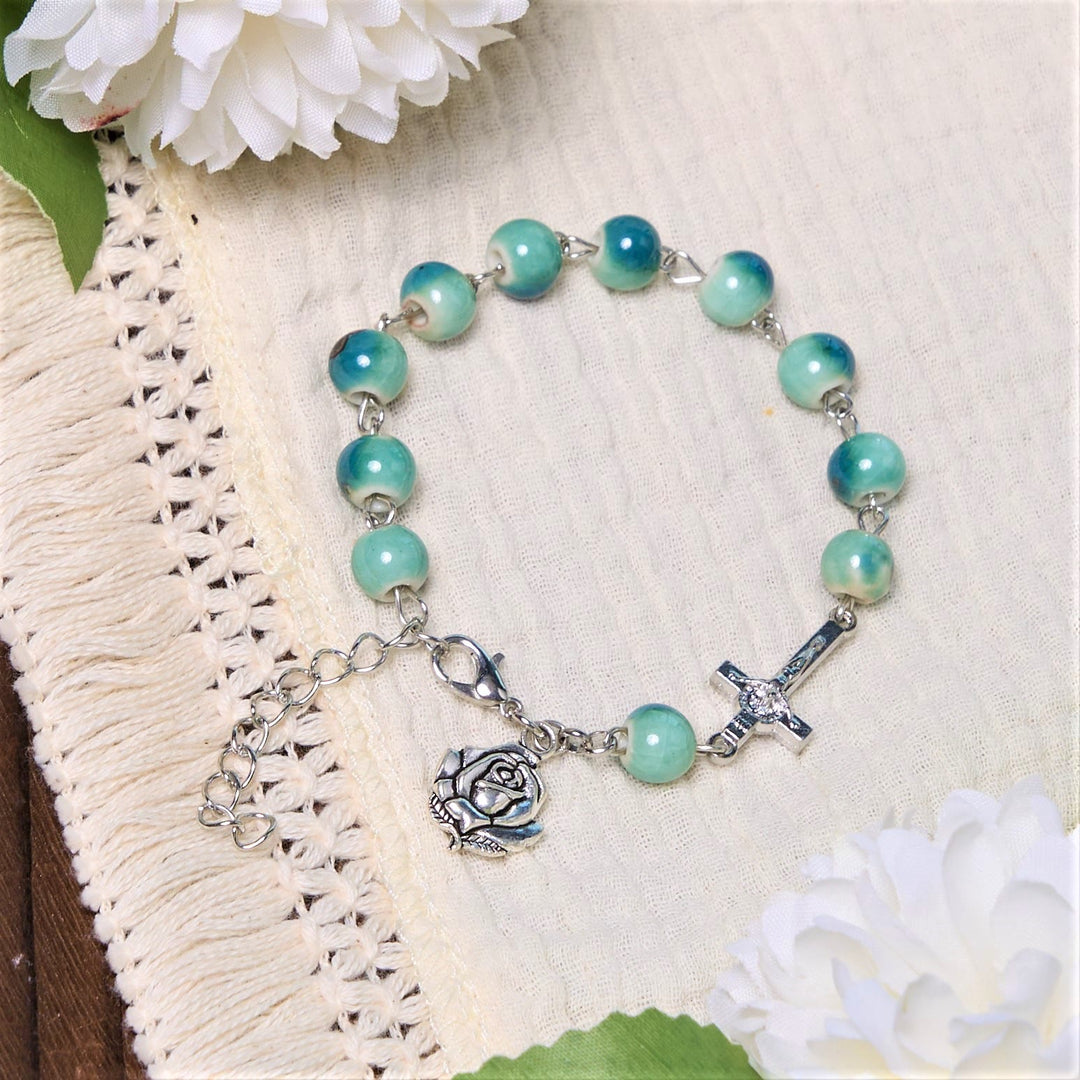 Christianartworkshop Armband „Freude an Blüten“ aus grün getönten Keramikperlen mit Rose und Kruzifix - image 1