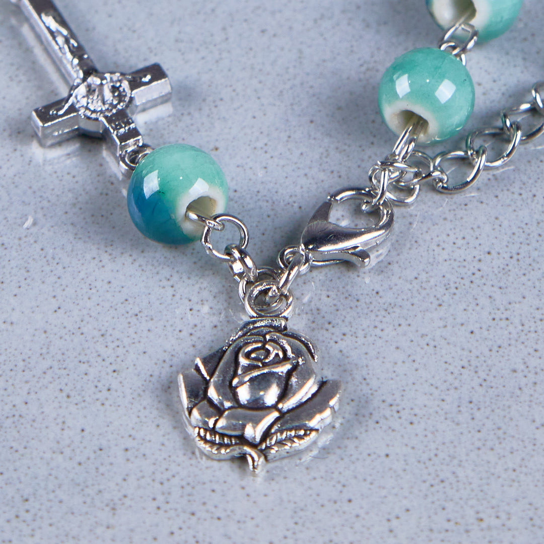 Christianartworkshop Armband „Joyful Blossom“ aus Keramikperlen in Grüntönen, Rose und Kruzifix