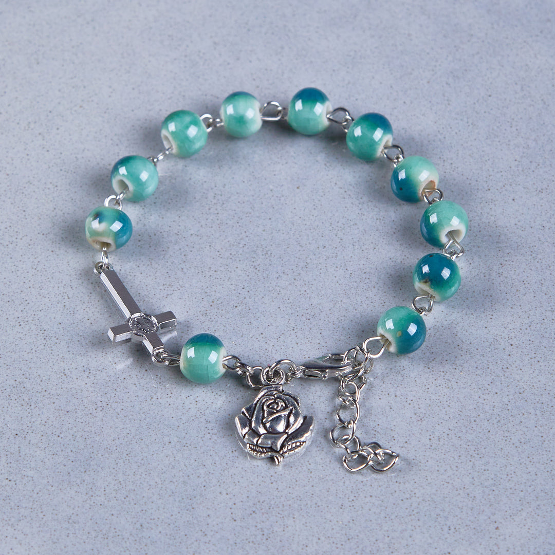 Christianartworkshop Armband „Joyful Blossom“ aus Keramikperlen in Grüntönen, Rose und Kruzifix