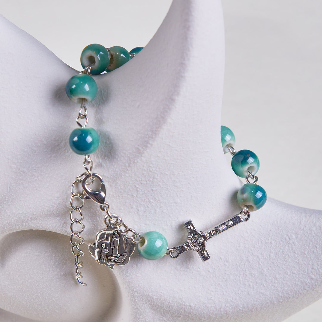Christianartworkshop Armband „Joyful Blossom“ aus Keramikperlen in Grüntönen, Rose und Kruzifix