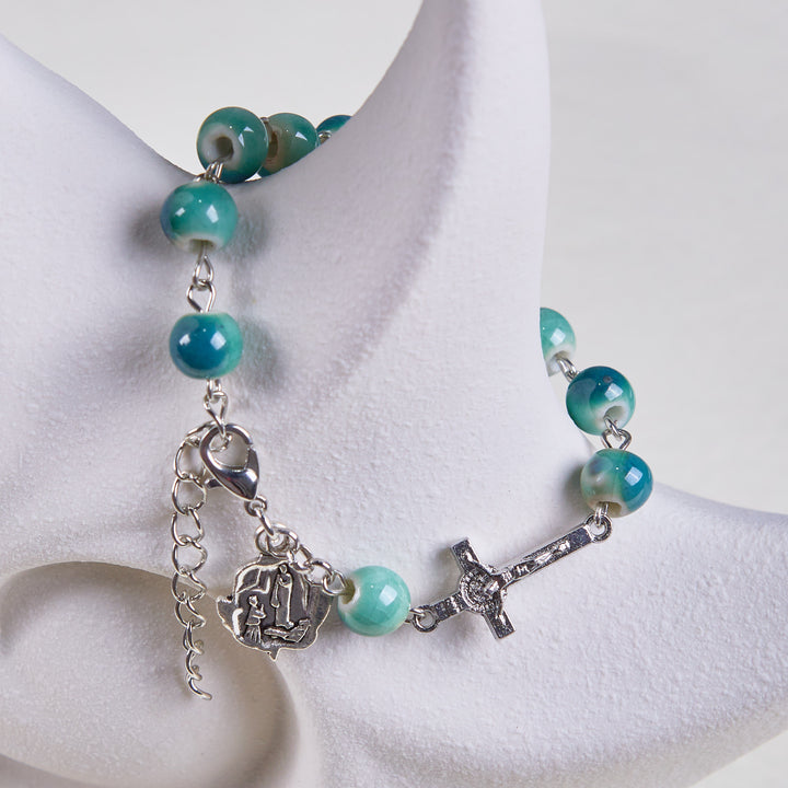 Christianartworkshop Armband „Joyful Blossom“ aus Keramikperlen in Grüntönen, Rose und Kruzifix