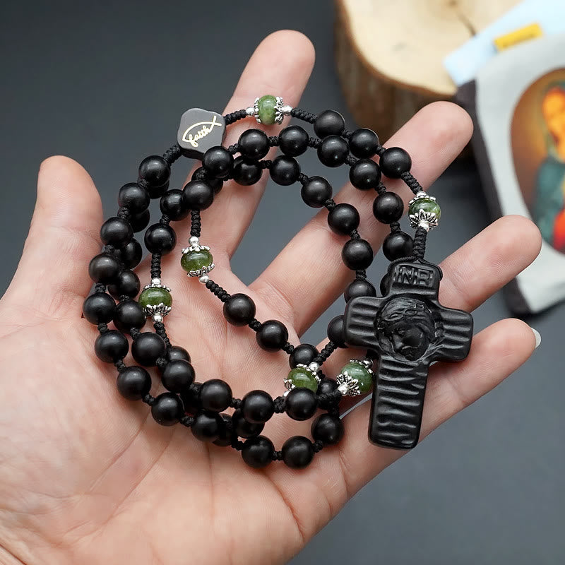 Christianartworkshop Jesuskreuz aus 8 mm rundem Rosenkranz aus braun/schwarzem Sandelholz und Nylonschnur