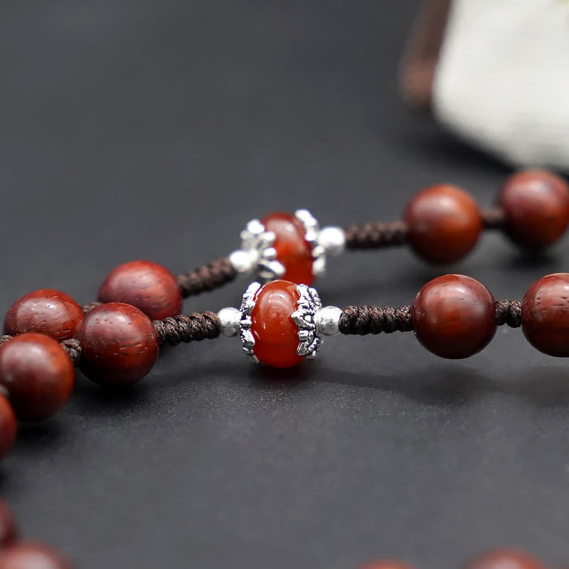 Christianartworkshop Jesuskreuz aus 8 mm rundem Rosenkranz aus braun/schwarzem Sandelholz und Nylonschnur