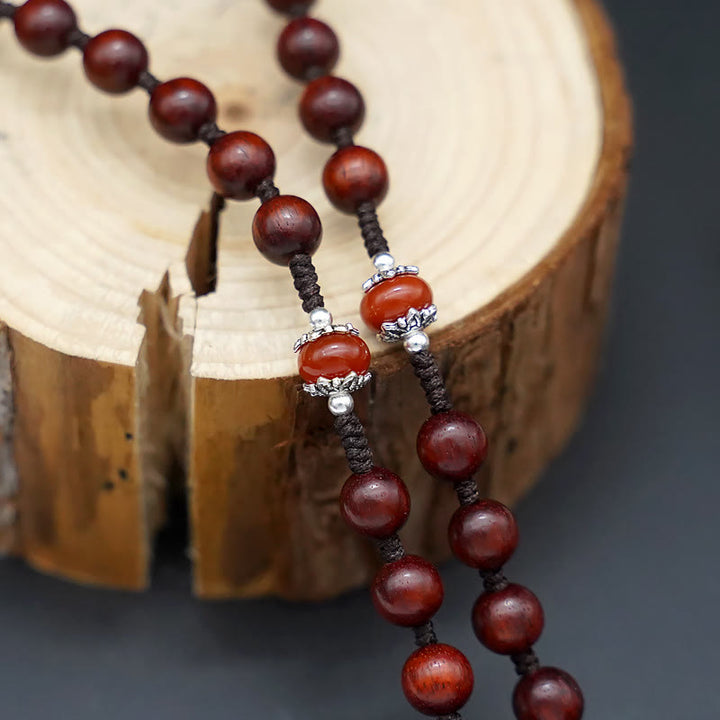 Christianartworkshop Jesuskreuz aus 8 mm rundem Rosenkranz aus braun/schwarzem Sandelholz und Nylonschnur