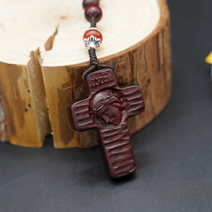 Christianartworkshop Jesuskreuz aus 8 mm rundem Rosenkranz aus braun/schwarzem Sandelholz und Nylonschnur