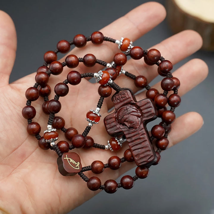 Christianartworkshop Jesuskreuz aus 8 mm rundem Rosenkranz aus braun/schwarzem Sandelholz und Nylonschnur